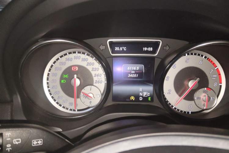 Used Mercedes-Benz GLA 2015 GLA 200 Sport Edition Odometer Close Up