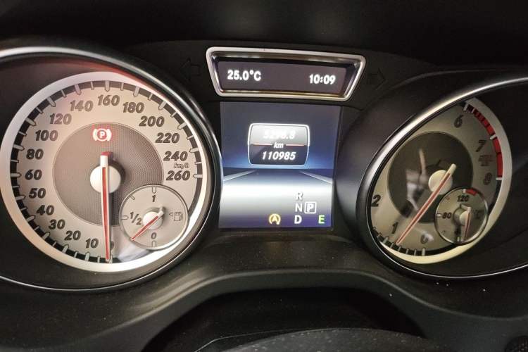 Used Mercedes-Benz GLA 2015 GLA 220 4MATIC Fashion Model Odometer Close Up