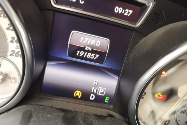 Used Mercedes-Benz GLA 2015 GLA 200 Sport Edition Odometer Close Up