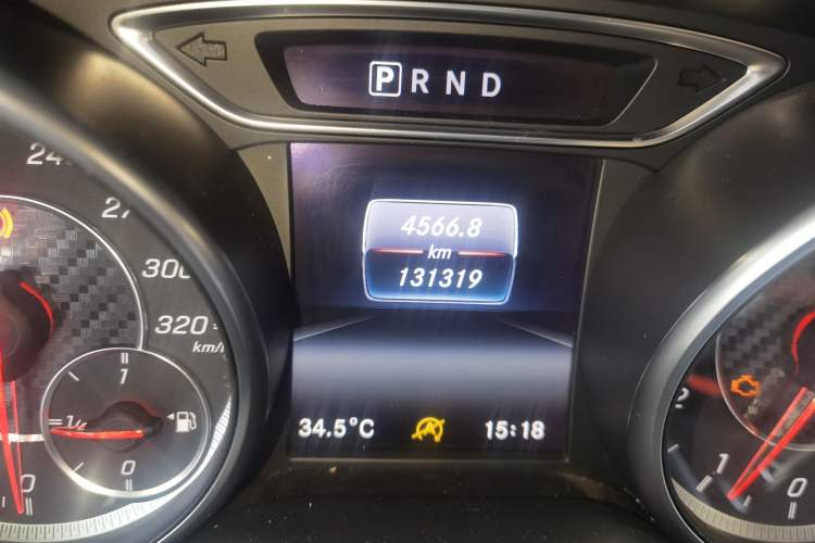 Used Mercedes-Benz GLA 2015 GLA 260 4MATIC Sport Edition Odometer Close Up