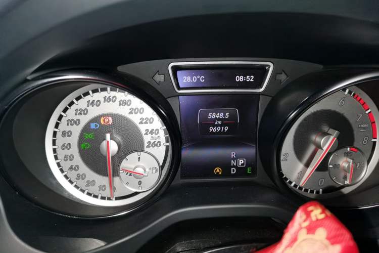 Used Mercedes-Benz GLA 2015 GLA 260 4MATIC Odometer Close Up
