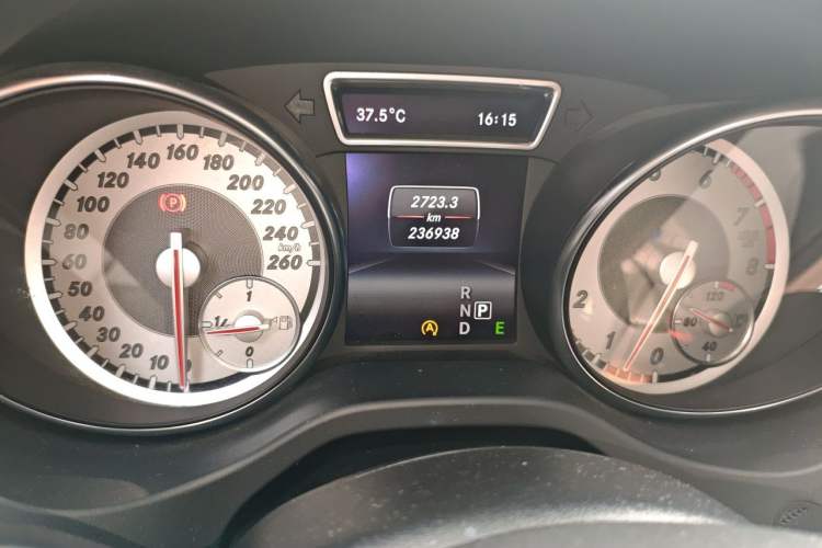 Used Mercedes-Benz GLA 2015 GLA 200 Sport Edition Odometer Close Up