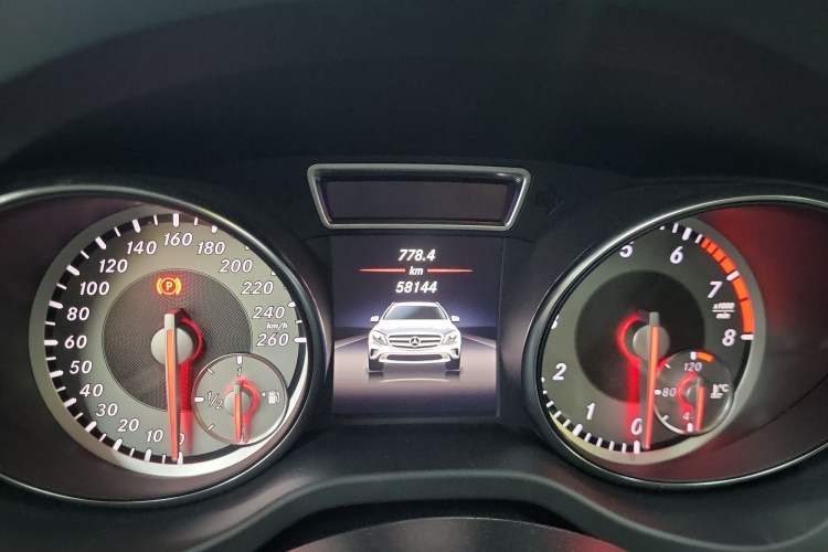 Used Mercedes-Benz GLA 2015 GLA 200 Fashion Model Odometer Close Up