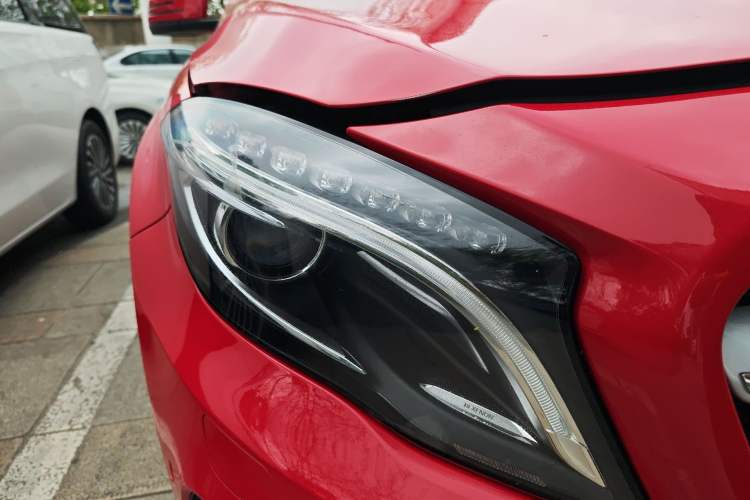 Used Mercedes-Benz GLA 2015 GLA 220 4MATIC Fashion Model Right Front Headlight