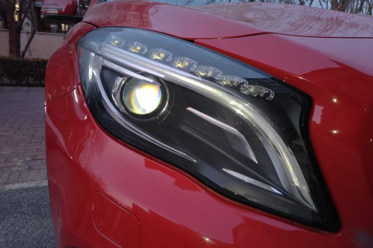 Used Mercedes-Benz GLA 2015 GLA 260 4MATIC Sport Edition Right Front Headlight