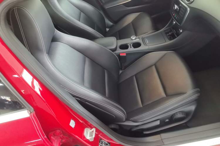 Used Mercedes-Benz GLA 2015 GLA 200 Sport Edition Right Front Seat