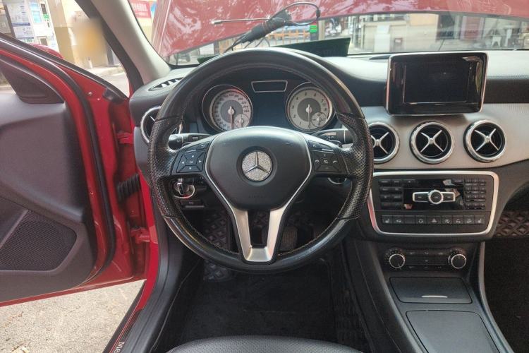 Used Mercedes-Benz GLA 2015 GLA 220 4MATIC Luxury Model Steering Wheel