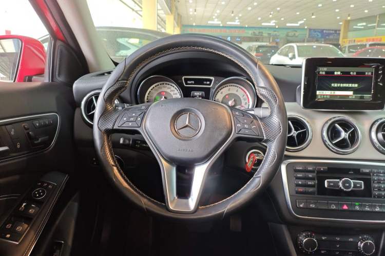 Used Mercedes-Benz GLA 2015 GLA 220 4MATIC Luxury Model Steering Wheel