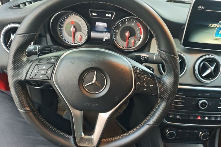 Used Mercedes-Benz GLA 2015 GLA 220 4MATIC Luxury Model Steering Wheel