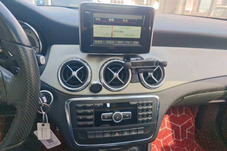 Used Mercedes-Benz GLA 2015 GLA 200 Sport Edition Audio And AC Panel