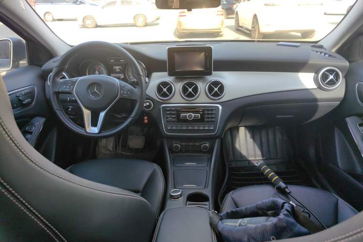 Used Mercedes-Benz GLA 2015 GLA 220 4MATIC Fashion Model Center Console