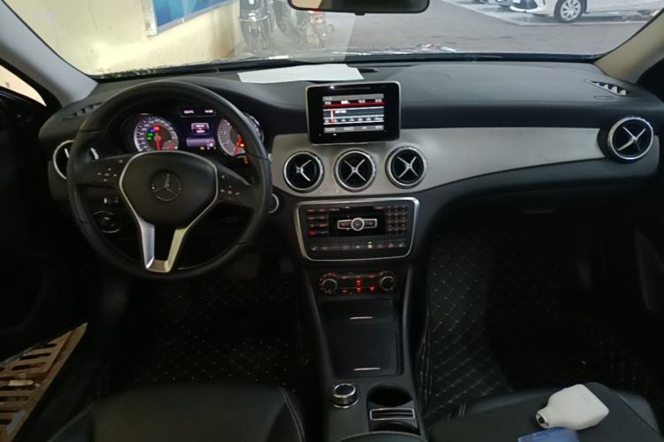 Used Mercedes-Benz GLA 2015 GLA 220 4MATIC Fashion Model Center Console