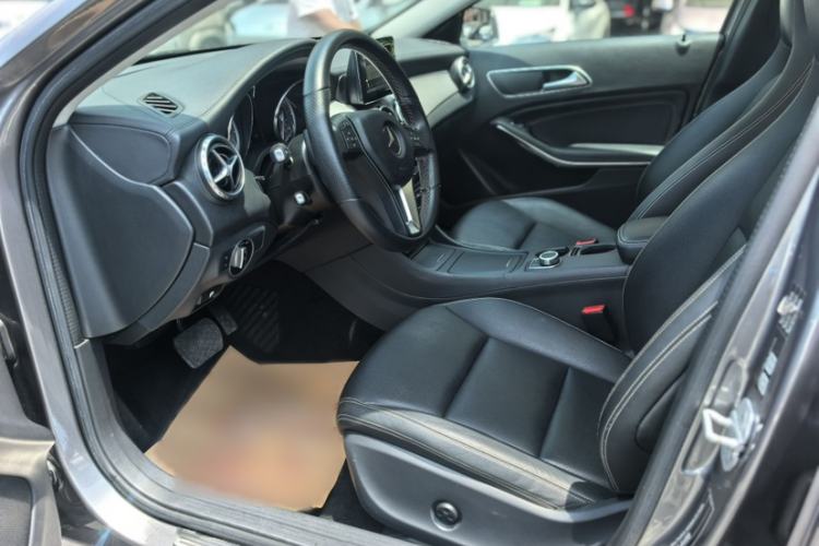 Used Mercedes-Benz GLA 2015 GLA 220 4MATIC Fashion Model Interior 1
