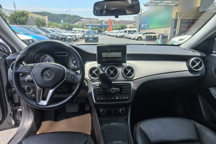 Used Mercedes-Benz GLA 2015 GLA 220 4MATIC Fashion Model Interior 2