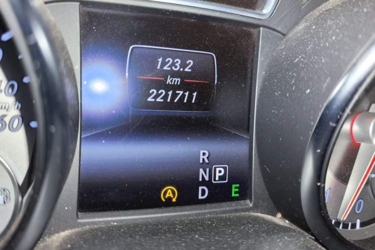 Used Mercedes-Benz GLA 2015 GLA 200 Sport Edition Odometer Close Up