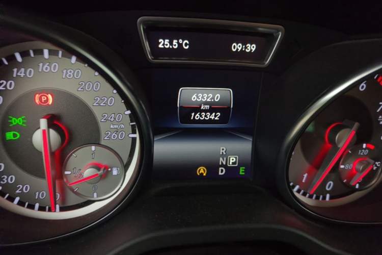 Used Mercedes-Benz GLA 2015 GLA 200 Fashion Model Odometer Close Up