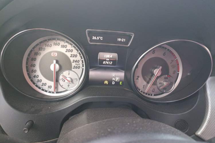 Used Mercedes-Benz GLA 2015 GLA 220 4MATIC Fashion Model Odometer Close Up