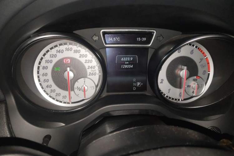 Used Mercedes-Benz GLA 2015 GLA 200 Fashion Model Odometer Close Up