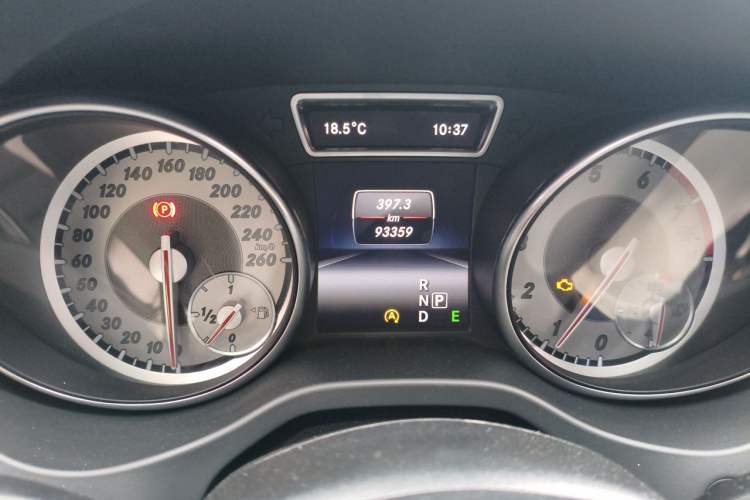 Used Mercedes-Benz GLA 2015 GLA 200 Odometer Close Up