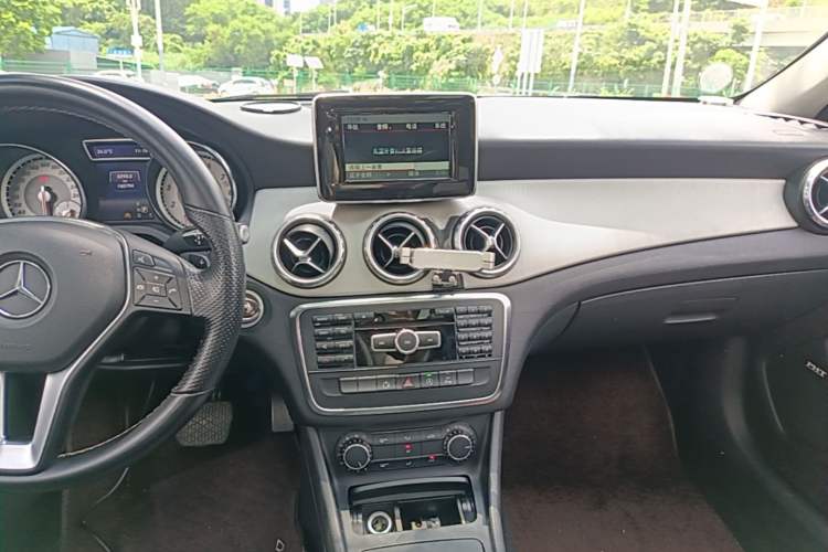 Used Mercedes-Benz GLA 2015 GLA 200 Sport Edition Audio And AC Panel
