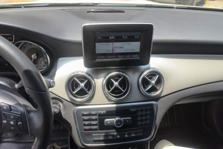 Used Mercedes-Benz GLA 2015 GLA 200 Sport Edition Audio And AC Panel