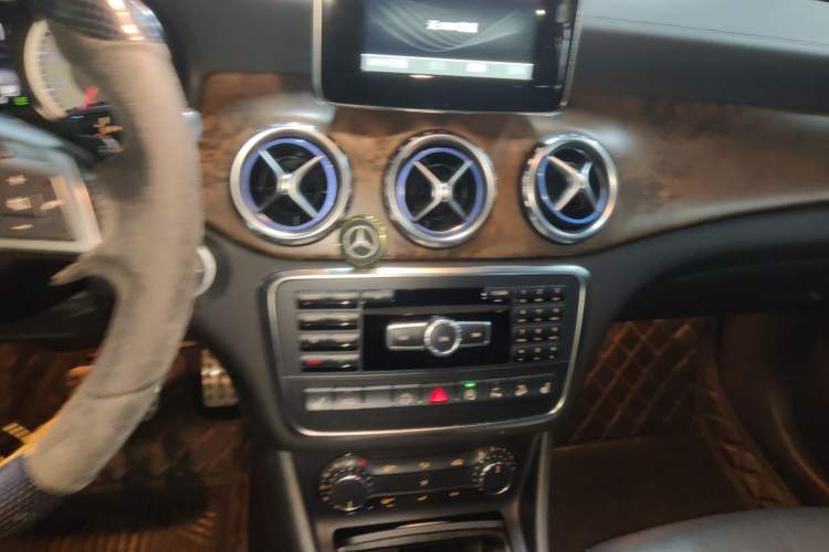 Used Mercedes-Benz GLA 2015 GLA 260 4MATIC Sport Edition Audio And AC Panel