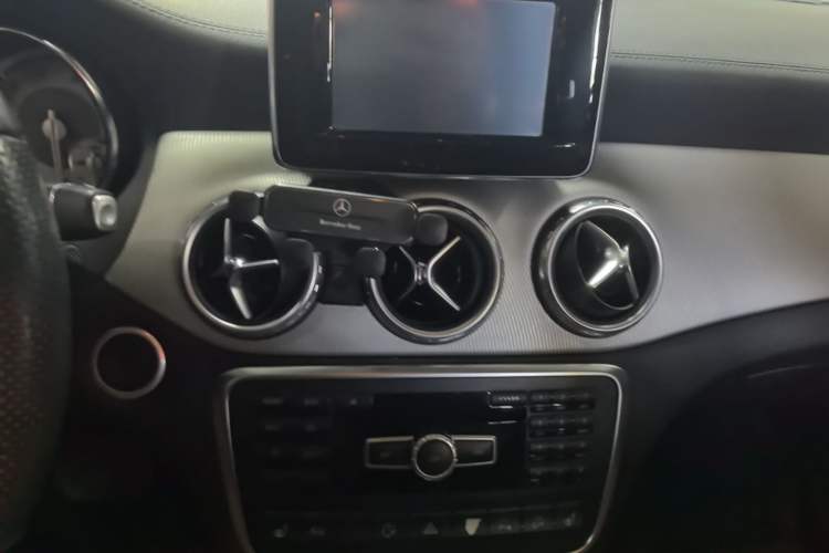 Used Mercedes-Benz GLA 2015 GLA 220 4MATIC Fashion Model Audio And AC Panel