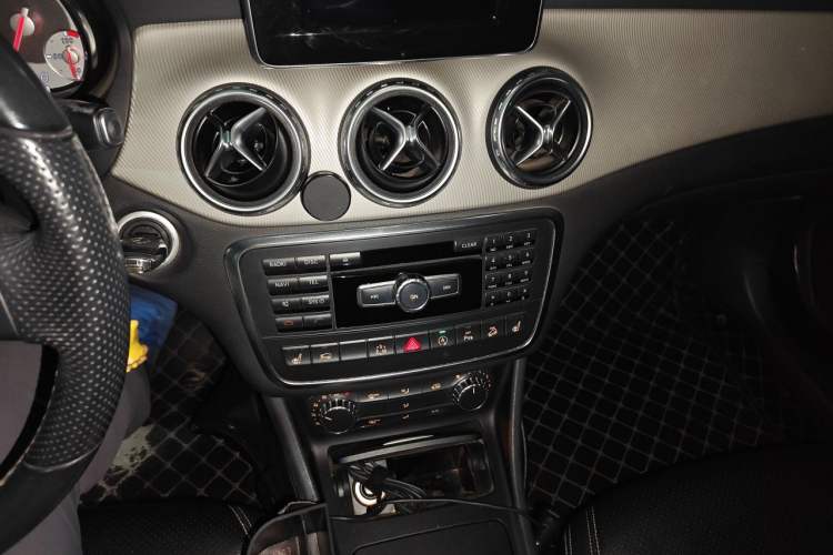 Used Mercedes-Benz GLA 2015 GLA 220 4MATIC Fashion Model Audio And AC Panel