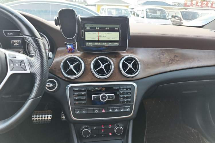 Used Mercedes-Benz GLA 2015 GLA 260 4MATIC Sport Edition Audio And AC Panel