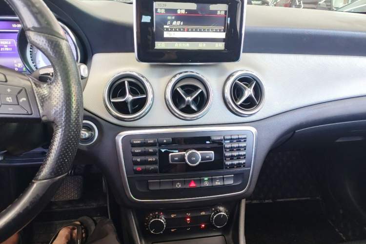 Used Mercedes-Benz GLA 2015 GLA 200 Sport Edition Audio And AC Panel