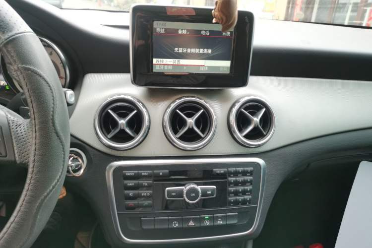Used Mercedes-Benz GLA 2015 GLA 200 Sport Edition Audio And AC Panel
