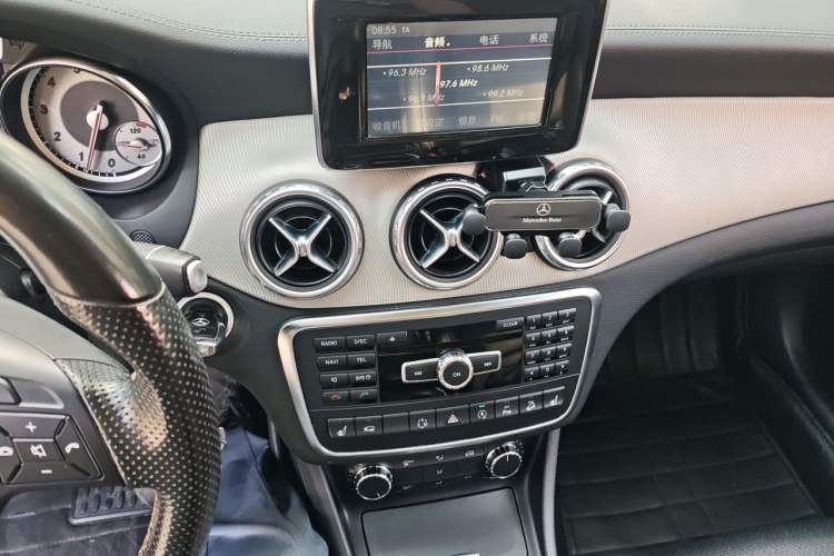 Used Mercedes-Benz GLA 2015 GLA 220 4MATIC Fashion Model Audio And AC Panel