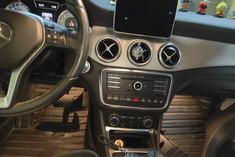 Used Mercedes-Benz GLA 2015 GLA 220 4MATIC Luxury Model Audio And AC Panel