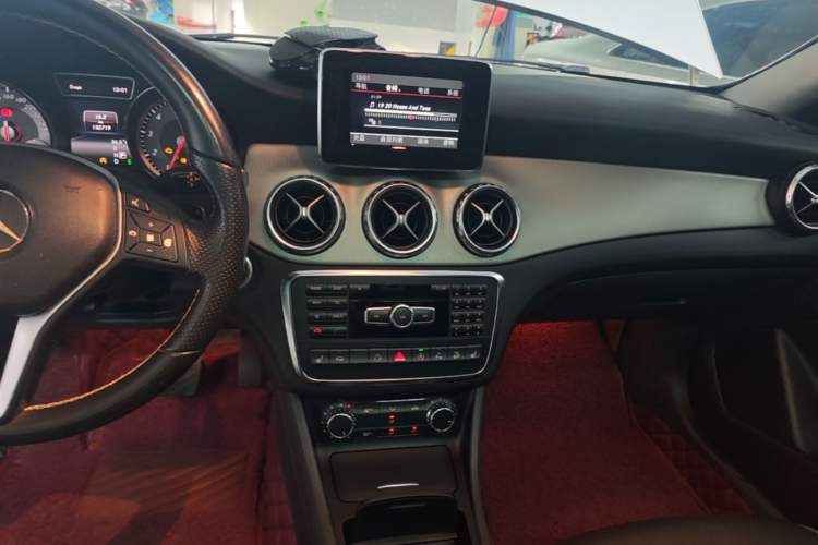 Used Mercedes-Benz GLA 2015 GLA 220 4MATIC Luxury Model Audio And AC Panel