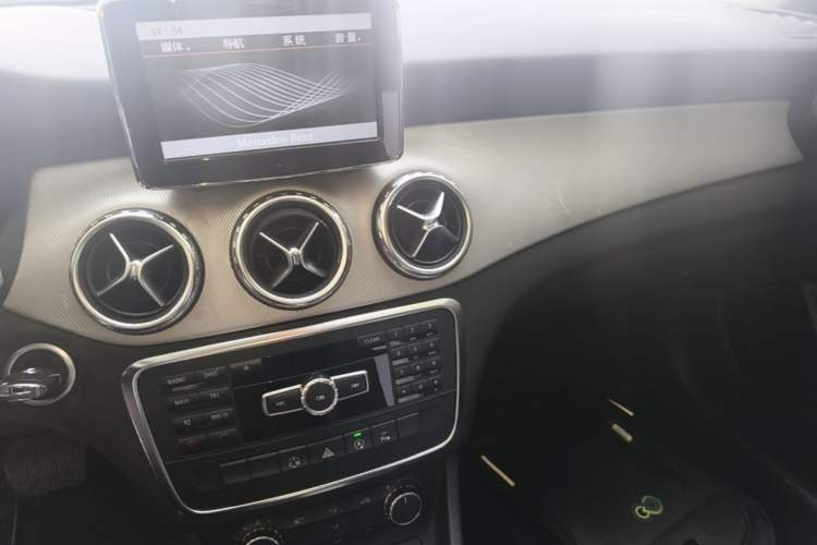 Used Mercedes-Benz GLA 2015 GLA 200 Sport Edition Audio And AC Panel