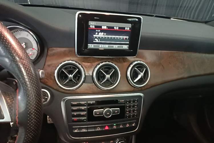 Used Mercedes-Benz GLA 2015 GLA 260 4MATIC Audio And AC Panel