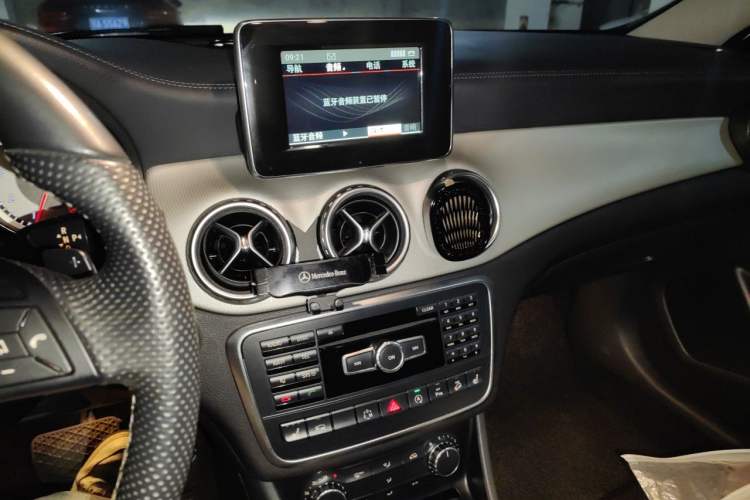 Used Mercedes-Benz GLA 2015 GLA 220 4MATIC Luxury Model Audio And AC Panel