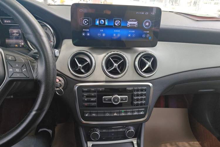 Used Mercedes-Benz GLA 2015 GLA 220 4MATIC Luxury Model Audio And AC Panel