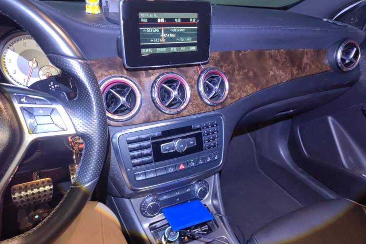 Used Mercedes-Benz GLA 2015 GLA 260 4MATIC Sport Edition Audio And AC Panel