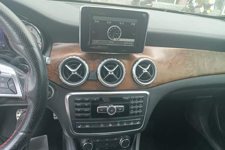 Used Mercedes-Benz GLA 2015 GLA 260 4MATIC Audio And AC Panel