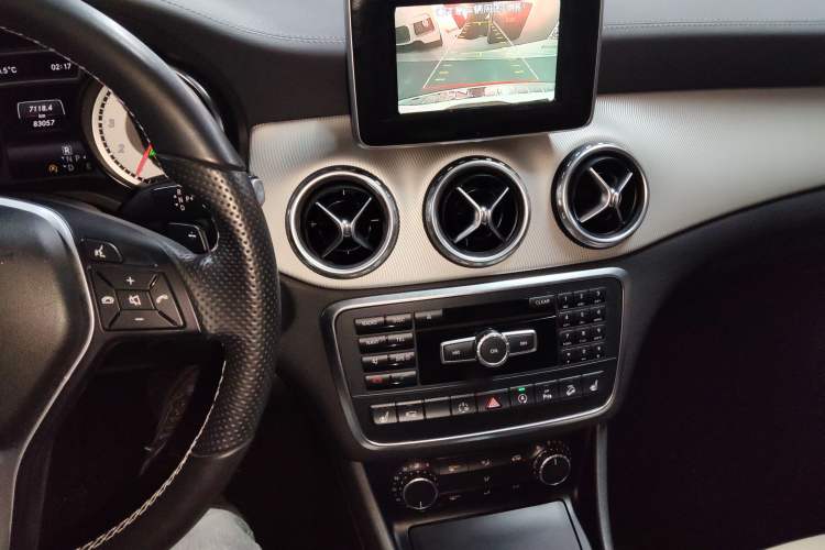 Used Mercedes-Benz GLA 2015 GLA 220 4MATIC Luxury Model Audio And AC Panel
