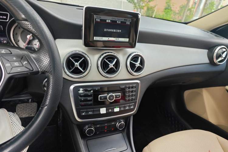 Used Mercedes-Benz GLA 2015 GLA 220 4MATIC Fashion Model Audio And AC Panel