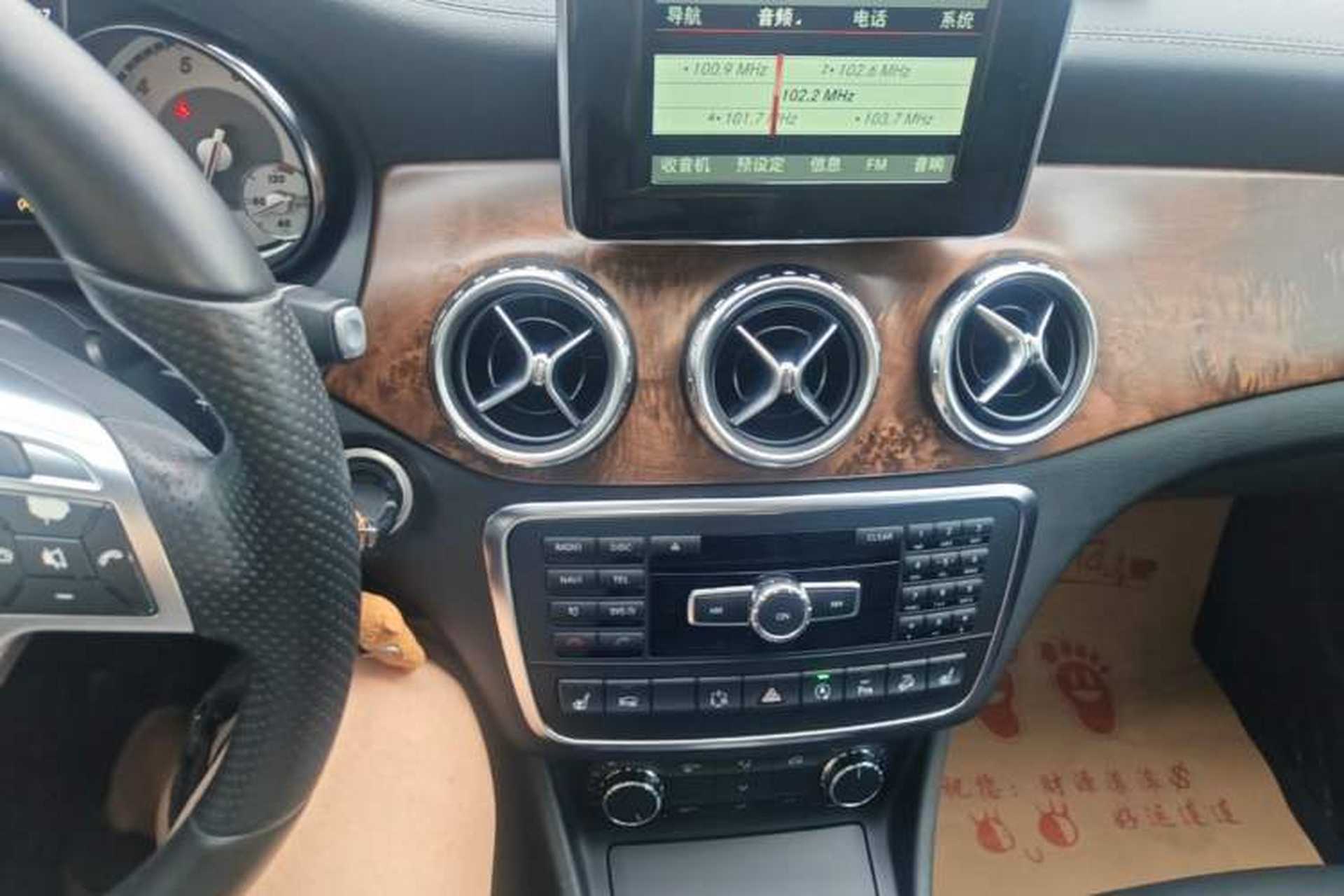 Used Mercedes-Benz GLA 2015 GLA 260 4MATIC Sport Edition Audio And AC Panel