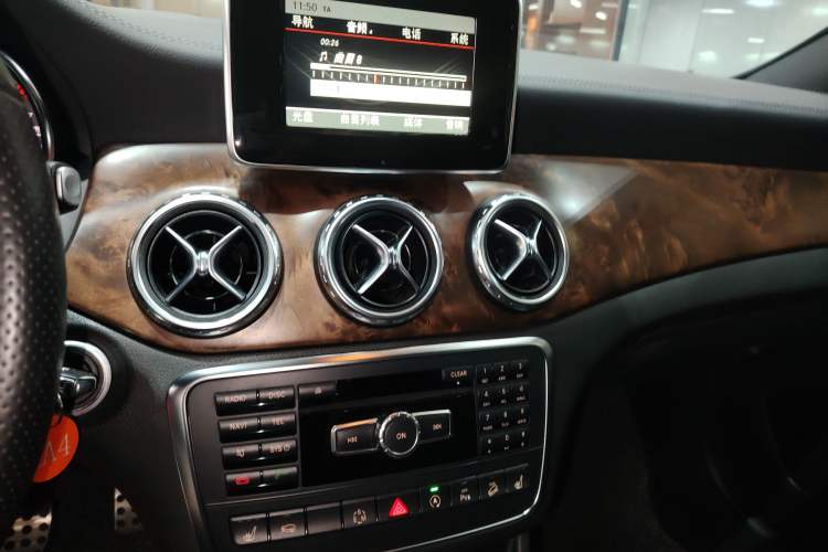 Used Mercedes-Benz GLA 2015 GLA 260 4MATIC Sport Edition Audio And AC Panel