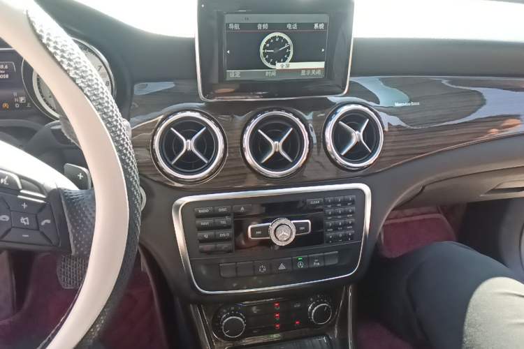 Used Mercedes-Benz GLA 2015 GLA 200 Sport Edition Audio And AC Panel