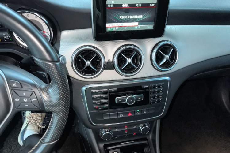 Used Mercedes-Benz GLA 2015 GLA 200 Sport Edition Audio And AC Panel