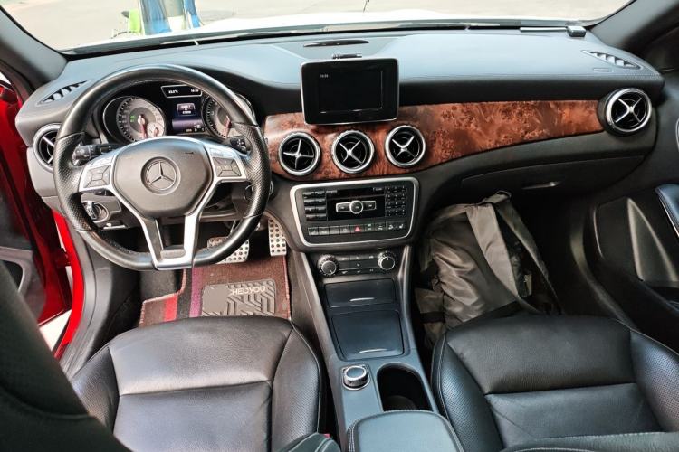 Used Mercedes-Benz GLA 2015 GLA 260 4MATIC Center Console