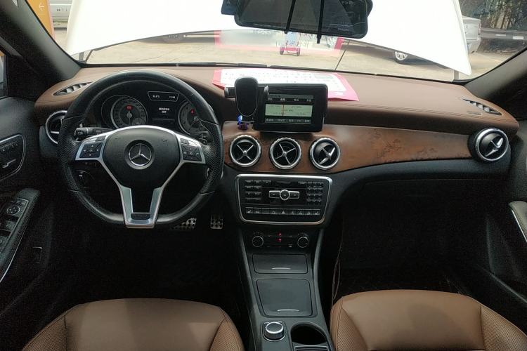 Used Mercedes-Benz GLA 2015 GLA 260 4MATIC Sport Edition Center Console