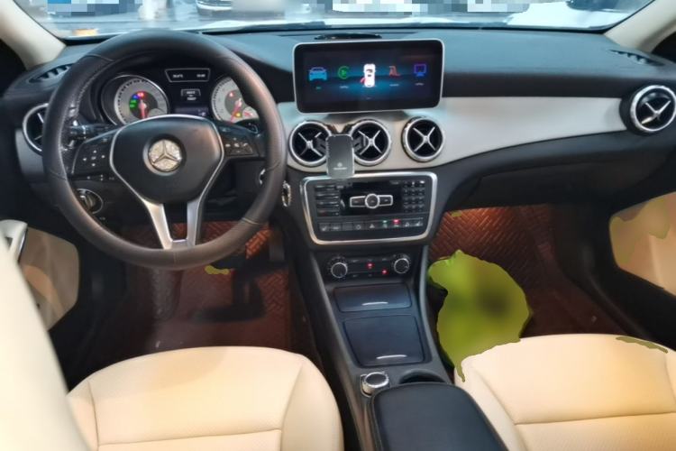 Used Mercedes-Benz GLA 2015 GLA 220 4MATIC Luxury Model Center Console