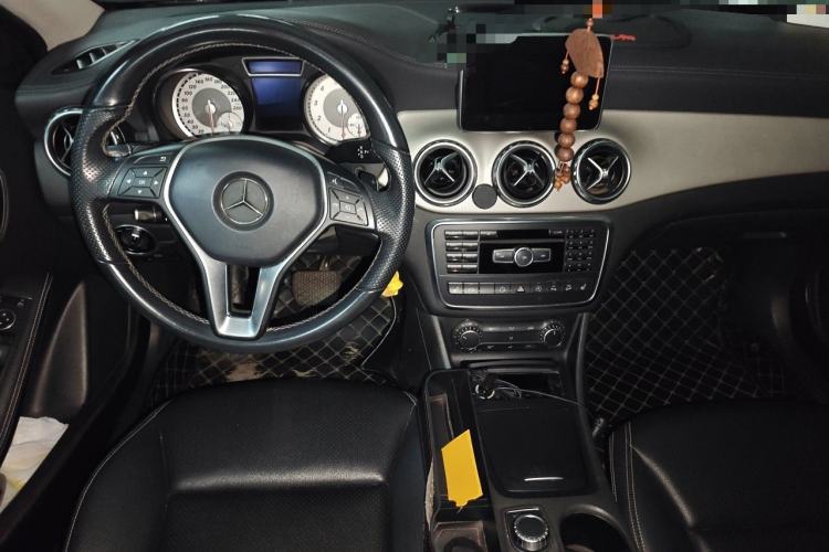 Used Mercedes-Benz GLA 2015 GLA 220 4MATIC Fashion Model Center Console